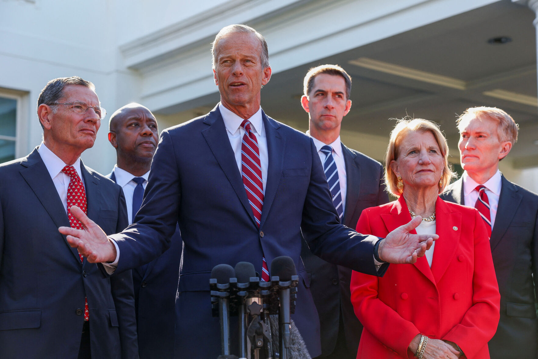 Trump hosts Senate Republicans at renovated White House as the shutdown drags into 4th week